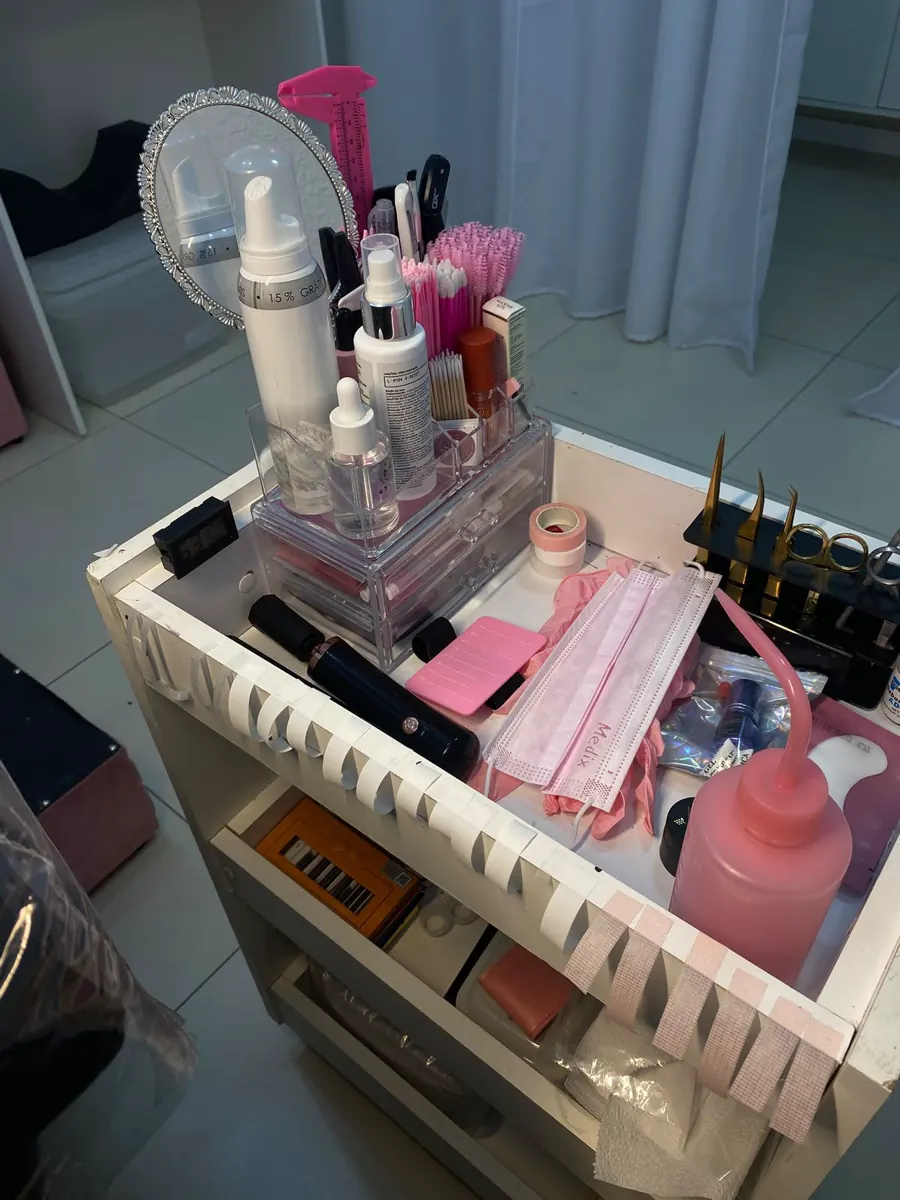 Bancada móvel do studio com materiais e acessórios para os procedimentos.